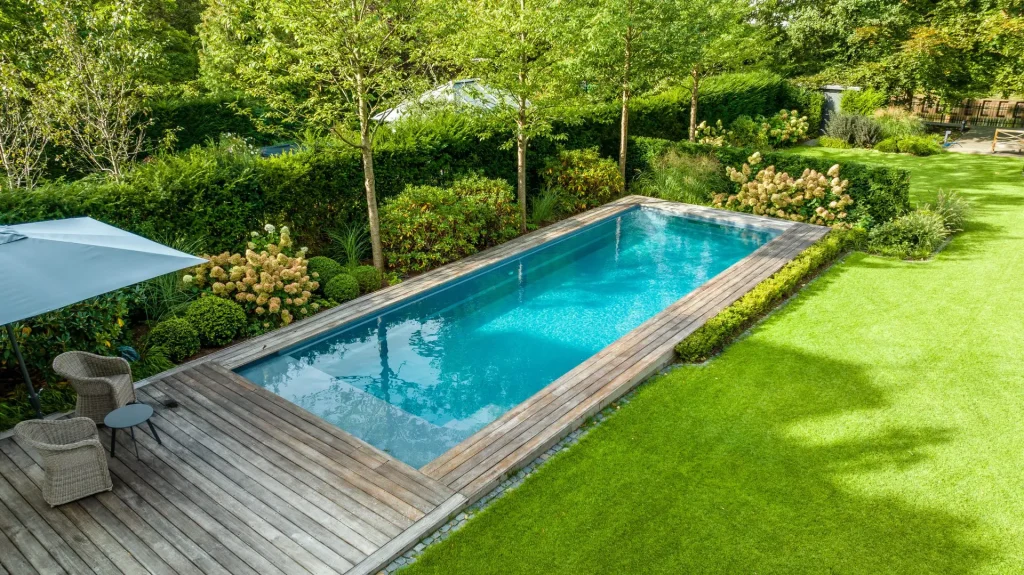 Vgradni bazen XL Lounger 115 Compass Pools z lepim vrtom