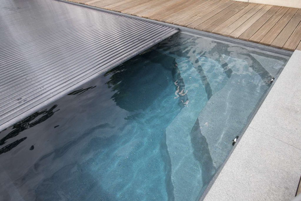 Bazen Compass Pools z integrirano roletno zaščito