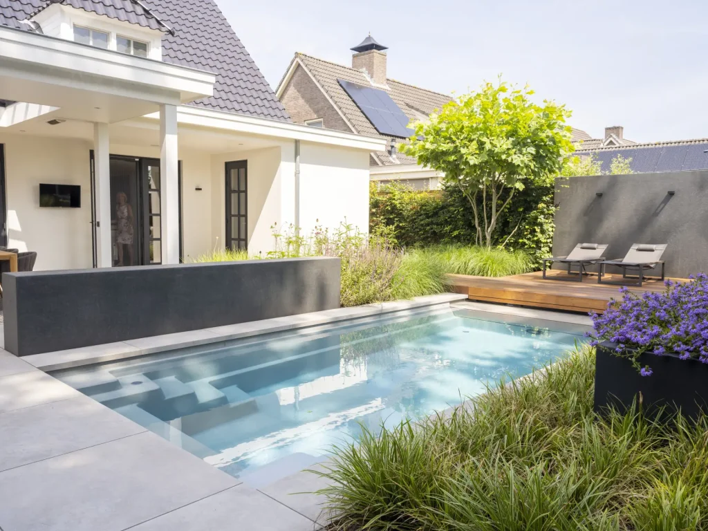 Vgradni bazen Compass Pools na sodobnem vrtu